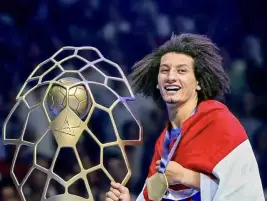 الأهلي يحسم صفقة علي زين لدعم فريق اليد في بطولتي السوبر وكأس الكؤوس الإفريقية