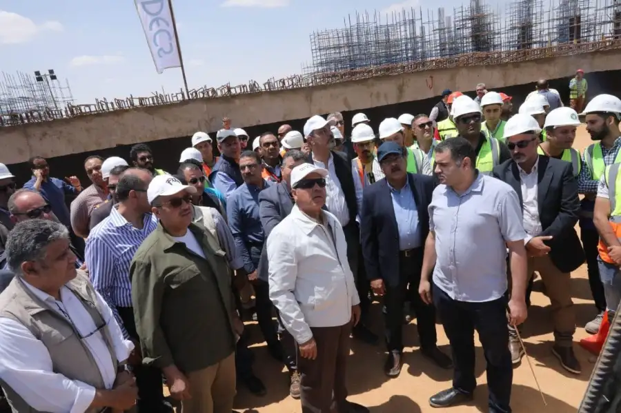 وزير النقل يتفقد العمل بالقطار الكهربائي السريع من البدرشين وحتى وادي النطرون- العلمين