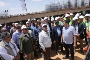 وزير النقل يتفقد العمل بالقطار الكهربائي السريع من البدرشين وحتى وادي النطرون- العلمين