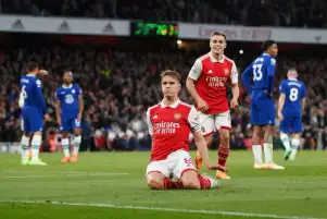 أرسنال يهزم تشيلسي بثلاثية ويواصل تصدره للدوري الإنجليزي