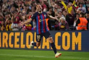 برشلونة يهزم أوساسونا ويقترب من حسم الدوري الإسباني
