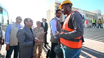 عامل بالعاصمة الإدارية للسيسي: فيه حاجات نقصاني كتير.. والرئيس: عنيا الاتنين