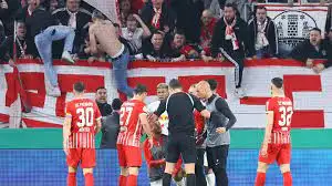 فرايبورج يحظر دخول الجماهير التي اقتحمت ملعب مباراة لايبزج في كأس ألمانيا