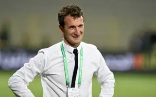 مدرب منتخب الإمارات يدعم بيراميدز من المدرجات أمام الأهلي في السوبر