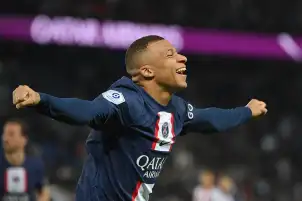 سان جيرمان ينتصر بخماسية على أجاكسيو ويقترب من لقب الدوري الفرنسي