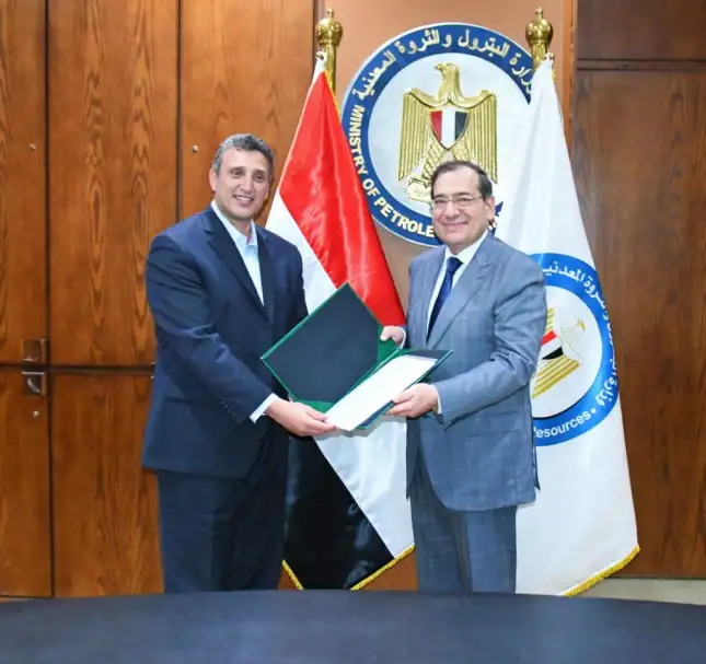 وزير البترول يسلم أول رخصة لتموين السفن بالوقود في الموانئ المصرية