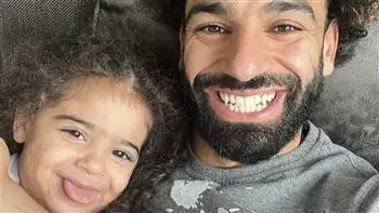 صلاح يتنافس مع ابنته كيان في شد الشعر