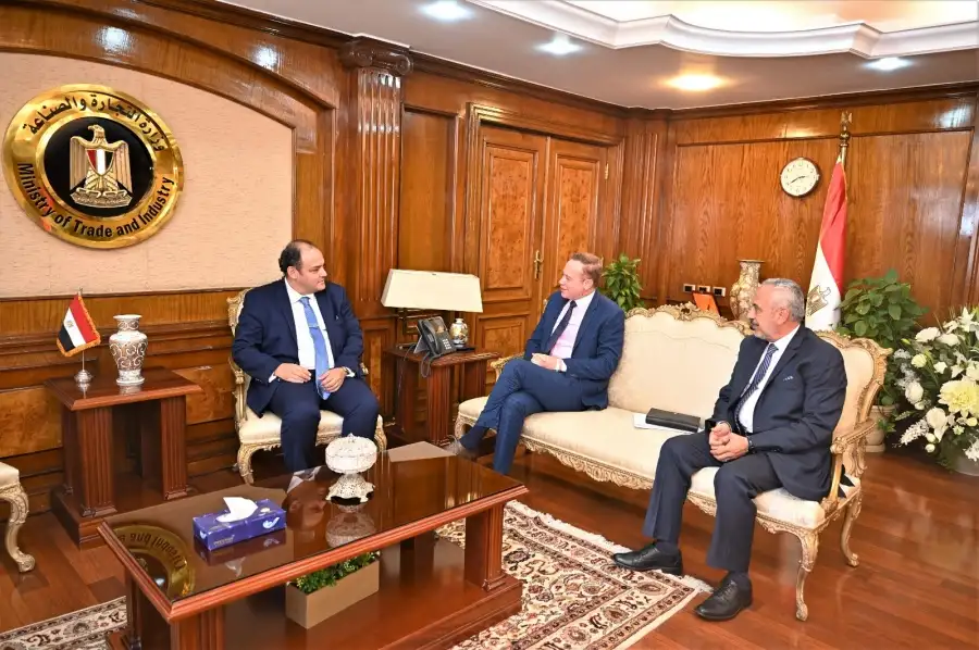 وزير الصناعة يبحث مع شركتين سعوديتين الاستثمار بمجالات الطاقة وتحلية والمياه والصناعات الغذائية