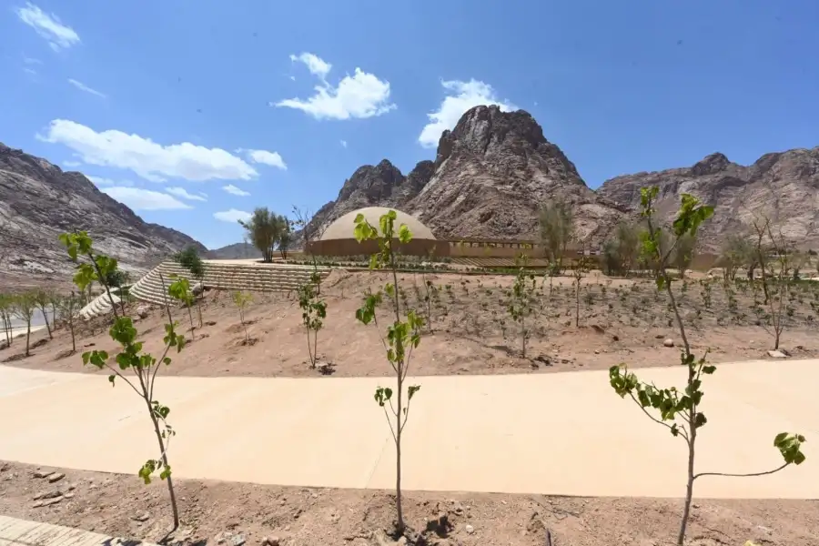 وزير الإسكان ومحافظ جنوب سيناء يتفقدان الأعمال بمنطقة الزيتونة بمدينة سانت كاترين
