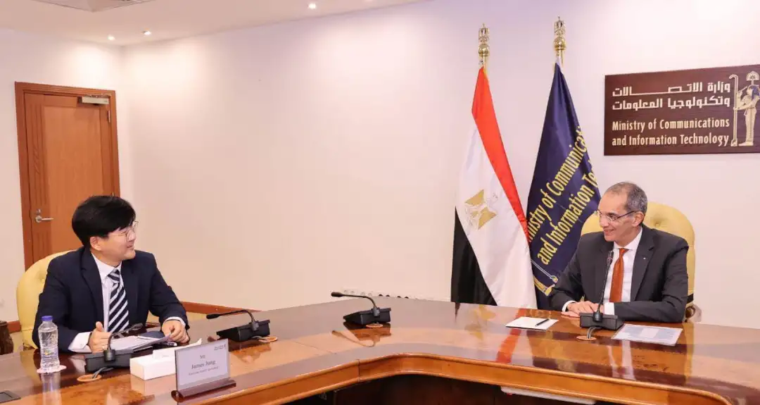 وزير الاتصالات ورئيس سامسونج للإلكترونيات- مصر يتفقان على إقامة مصنع للشركة في بني سويف