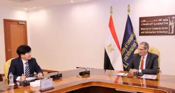 وزير الاتصالات ورئيس سامسونج للإلكترونيات- مصر يتفقان على إقامة مصنع للشركة في بني سويف