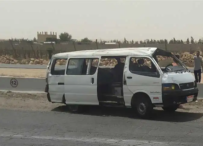 إصابة 4 أشخاص إثر انقلاب ميكروباص بالشرقية