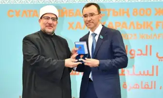 رئيس كازاخستان يمنح وسام الصداقة لوزير الأوقاف