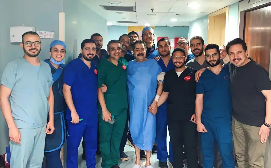 طارق عبدالعزيز يطمئن جمهوره على صحته: تمت القسطرة الثانية وتركيب الدعامات بنجاح