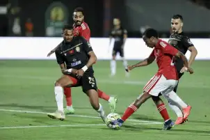 الأهلي يتقدم على الوداد بهدف تاو في الشوط الأول