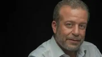 شريف منير يشارك جمهوره فيديو عزفه على المسرح بحفل محمد حماقي