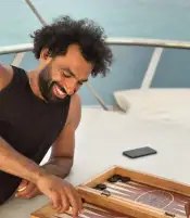 صلاح يستمتع بعطلته بلعب الطاولة