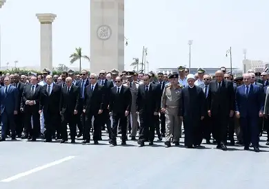 ربت على كتف مدبولي.. الرئيس السيسي يتقدم جنازة والدة رئيس الوزراء (فيديو)