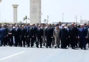ربت على كتف مدبولي.. الرئيس السيسي يتقدم جنازة والدة رئيس الوزراء (فيديو)
