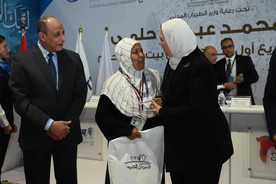 وزيرة التضامن تودع أول أفواج حجاج بيت الله الحرام من مطار القاهرة الدولي
