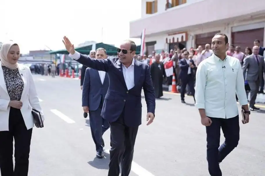 السيسي: مش بقلق من السوشيال ميديا خالص.. عبارة عن دردشة بين الناس زي القهوة زمان