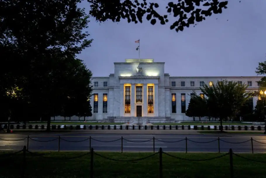 جيروم باول: الاحتياطي الفيدرالي ملتزم بخفض التضخم إلى 2%