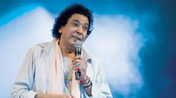 طارق الشناوي عن محمد منير: لا ينسى رفقاء طريقه ولا يغفل من منحه وردة في البستان الغنائي الجميل