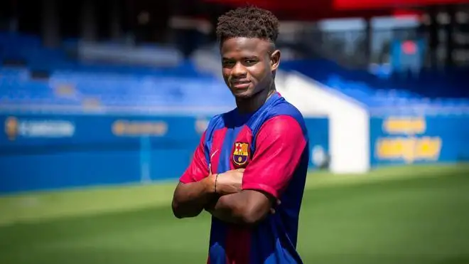 برشلونة يتعاقد مع مدافع إفريقي