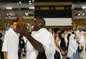 الإفتاء: التصوير أثناء العمرة والحج مُباح بشرط
