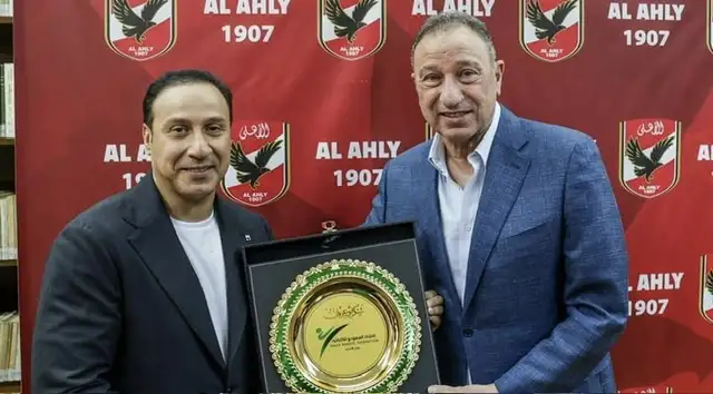 الخطيب يهدي رئيس الاتحاد السعودي للكاراتيه درع وعلم الأهلي