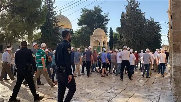 الأوقاف الإسلامية بالقدس: عشرات المستوطنين يقتحمون المسجد الأقصى