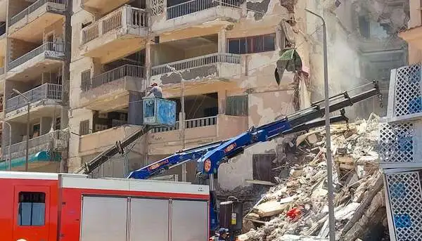 انتشال أول جثة من أنقاض عقار الإسكندرية المنهار.. واستمرار البحث عن عالقين