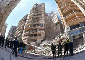 10 ساعات من رفع أنقاض عقار الإسكندرية المنهار بحثا عن ضحايا أو ناجين