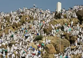 "لبيك اللهم لبيك" تلبية يرددها أكثر من مليوني حاج على صعيد عرفات الطاهر