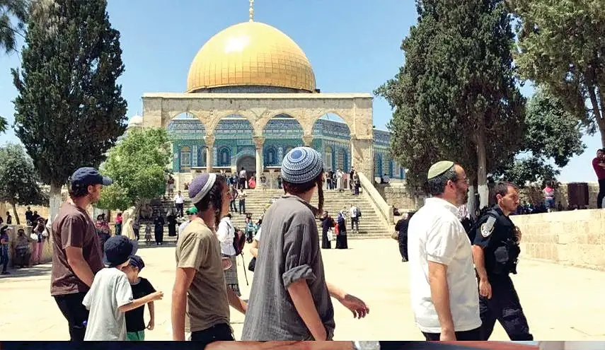مستوطنون يقتحمون باحات المسجد الأقصى والاحتلال يعتقل فلسطينيا من مدينة الخليل