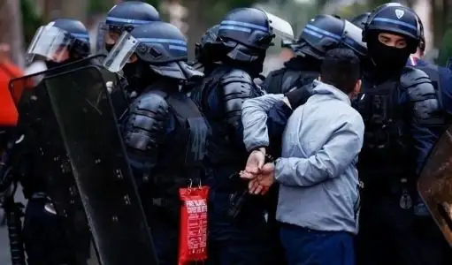 فرنسا تحشد 45 ألف شرطي للتعامل مع أعمال الشغب