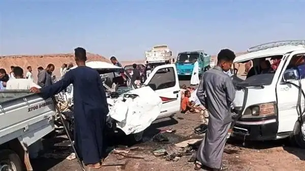 مصرع شخص وإصابة 10 آخرين في انقلاب سيارة بطريق بقنا - سفاجا