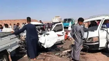 مصرع شخص وإصابة 10 آخرين في انقلاب سيارة بطريق بقنا - سفاجا