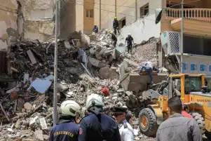 محافظ الإسكندرية يكلف الأجهزة المعنية بالتعامل مع حادث انهيار عقار قديم بحي الجمرك