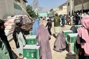 مركز الملك سلمان للإغاثة يدشن برنامج لمكافحة العمى ويوزع آلاف أكياس الدقيق في ولايات أفغانستان