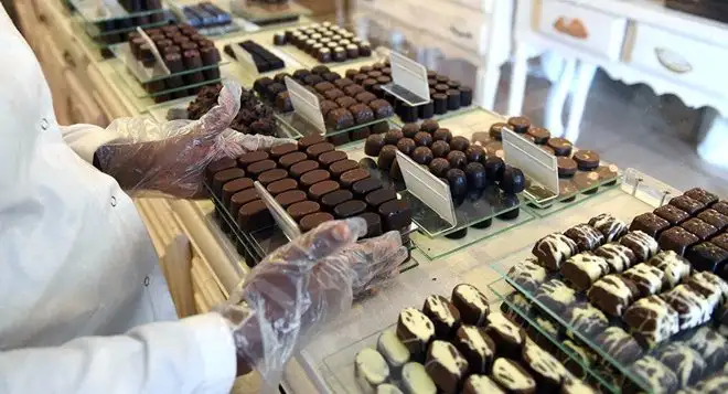 الغرف التجارية: مصانع الحلويات تُخزن كميات كبيرة وتسببت في نقص المعروض وارتفاع أسعاره