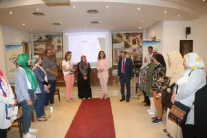 وزيرة الثقافة تتابع ورشة تعليم أساسيات لغة الإشارة للعاملين بقطاعات الوزارة ضمن مبادرة "جوة الدايرة"