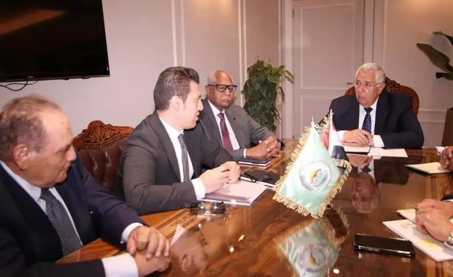وزير الزراعة يبحث مع مسئولي إحدى كبرى الشركات الليبية زيادة حجم استثمارتهم في مصر