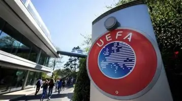 يويفا يغرم يونايتد وبرشلونة لخرق قواعد اللعب النظيف