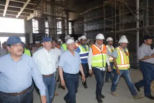 وزير النقل يتفقد مواقع العمل بالخط الأول من شبكة القطار الكهربائي السريع في المسافة بين محطتي محمد نجيب والسخنة