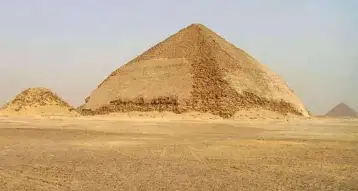 رئيس قطاع الآثار: الصورة المتداولة للهرم المنحني لا تُظهر هبوطا
