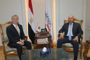 وزير النقل يبحث مع سفير كوريا الجنوبية مُستجدات توطين صناعة قطارات المترو في مصنع نيرك في شرق بورسعيد