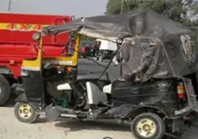 إصابة 3 أشخاص في حادث أمام موقف أتوبيس بالشرقية