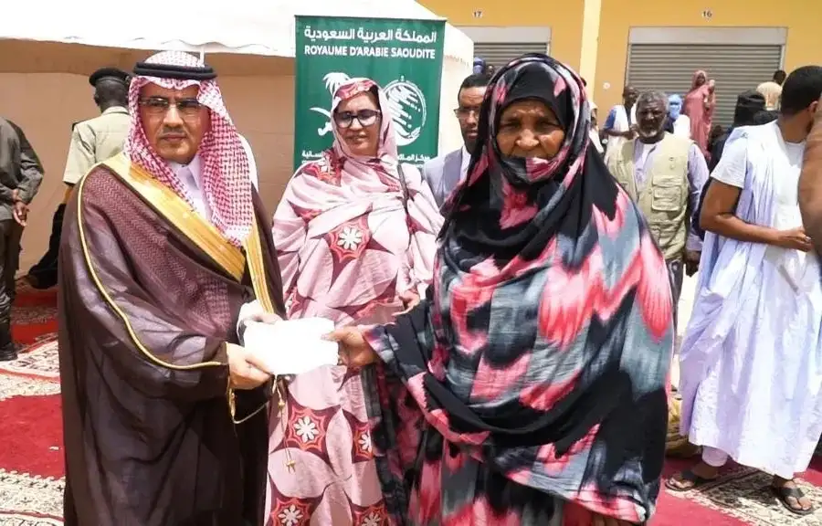 مركز الملك سلمان للإغاثة يدشن توزيع أطنان من السلال الغذائية في جمهورية موريتانيا