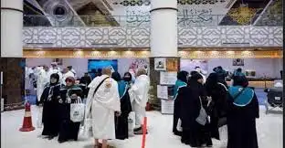 جوازات مطار الأمير محمد بن عبدالعزيز الدولي تستقبل أولى رحلات ضيوف الرحمن القادمين لأداء العمرة لعام 1445هـ